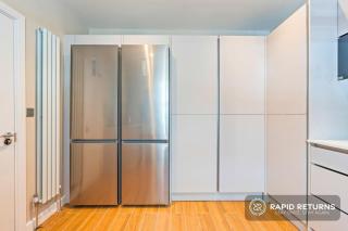 Modern Home in Reading Town Centre, Sleeps 12, FREE High Speed WiFi By Rapid Returns - 4