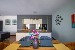 Luxury 2BD Apartment with Private Garden & Parking by Flаt Mаnаgеr - 1