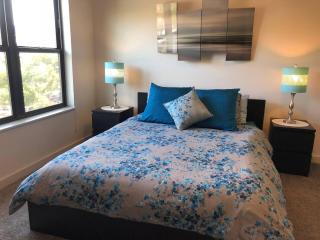 Modern Apt #402 - a Block from St. Pat's Hospital - 7