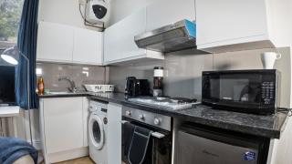 Stylish Studio in harbone with netflix - 4