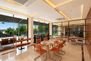 ELIVAAS Signature Miraan by the lake Pet-Friendly Boutique Room with Lake View, Infinity Edge Pool, Activity Room & Garden - 6