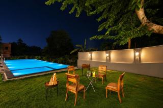 ELIVAAS Signature Miraan by the lake Pet-Friendly Boutique Room with Lake View, Infinity Edge Pool, Activity Room & Garden - 9
