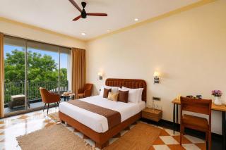 ELIVAAS Signature Miraan by the lake Pet-Friendly Boutique Room with Lake View, Infinity Edge Pool, Activity Room & Garden - 7