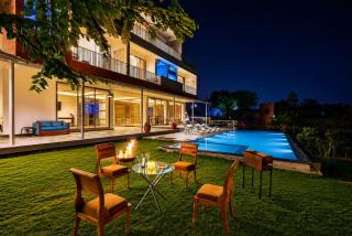 ELIVAAS Signature Miraan by the lake Pet-Friendly Boutique Room with Lake View, Infinity Edge Pool, Activity Room & Garden - 2