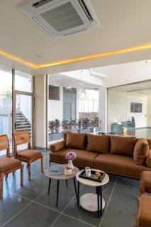 ELIVAAS Signature Miraan by the lake Pet-Friendly Boutique Room with Lake View, Infinity Edge Pool, Activity Room & Garden - 6