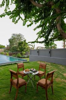 ELIVAAS Signature Miraan by the lake Pet-Friendly Boutique Room with Lake View, Infinity Edge Pool, Activity Room & Garden - 5