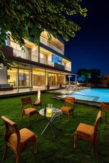ELIVAAS Signature Miraan by the lake Pet-Friendly Boutique Room with Lake View, Infinity Edge Pool, Activity Room & Garden - 0