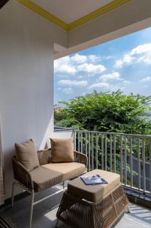 ELIVAAS Signature Miraan by the lake Pet-Friendly Boutique Room with Lake View, Infinity Edge Pool, Activity Room & Garden - 2
