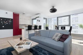 Spacious Apartment with a Balcony and a Remote Work Space by Noclegi Renters - 2