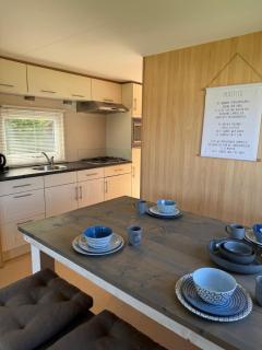 Stacaravan in Friesland met schitterend uitzicht over het meer! Op het 5-sterren vakantiepark De Kuilart - 7