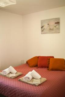 La Maison de la Colline, 4 bedrooms, sleeps 4 to 9 people - 1