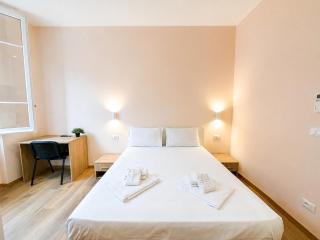 Due Torri - Room with private bathroom in the center - 9