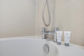 City Escape 2BR with Terrace & Private Driveway- Ground Floor- Easy City Centre Access - Family Welcome - 6