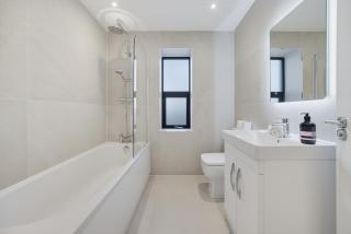 City Escape 2BR with Terrace & Private Driveway- Ground Floor- Easy City Centre Access - Family Welcome - 5