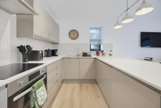 City Escape 2BR with Terrace & Private Driveway- Ground Floor- Easy City Centre Access - Family Welcome - 1