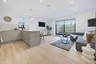 City Escape 2BR with Terrace & Private Driveway- Ground Floor- Easy City Centre Access - Family Welcome - 8