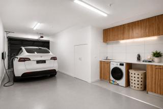 Luxurious 3BR 3-Storey Townhouse in Hawthorn with 2 Car Parks - 3