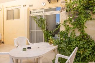 Private Garden Room in Shared Maisonette, Balluta Bay, w live-in cat - 8