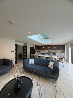 Detached 6 bedroom home in Surrey Hills Peaslake - 4