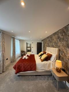 Detached 6 bedroom home in Surrey Hills Peaslake - 2