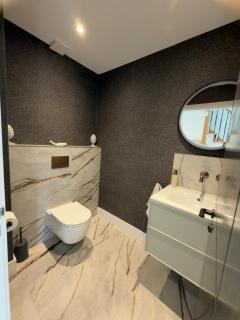 Detached 6 bedroom home in Surrey Hills Peaslake - 1