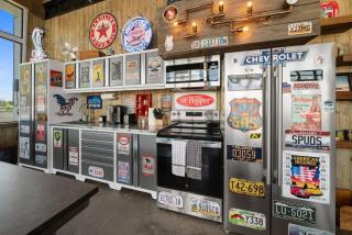 Krustys Motor Suite - Historic Gas Station Converted Retro Neon Garage - 7