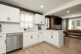 Rockne Retreat6BR 3BA Home Close to ND - 2