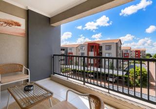 Fourways Luxe Escape, Luxury 2 Bed, 2 Bath, Pool, Gym, Backup Power - 4