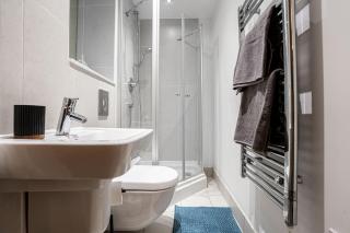 Modern 2-Bed, 2-Bath with Leeds City Views - 5