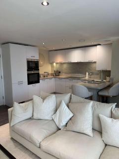 Modern 2 Bed Flat close to Train Station and Hydro - 8
