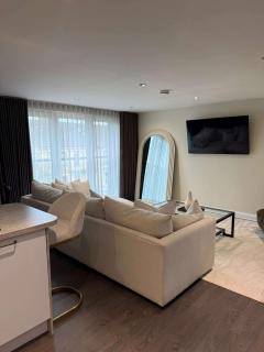 Modern 2 Bed Flat close to Train Station and Hydro - 6