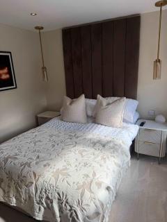 Modern 2 Bed Flat close to Train Station and Hydro - 2