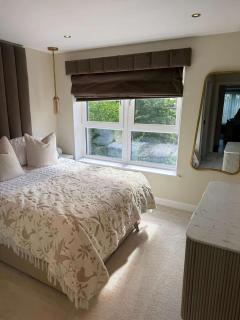 Modern 2 Bed Flat close to Train Station and Hydro - 1