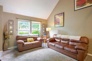 Walkable Overland Park Townhome w/ Patio - 5