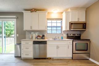 Walkable Overland Park Townhome w/ Patio - 1