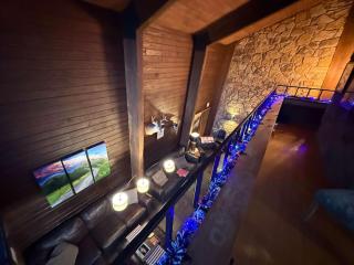 Book the Lodge-Pool-hot tub 4 king 14 bed dine 24 - 7