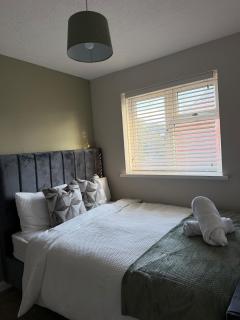 Modern 2 Bed House - FREE Parking - 3