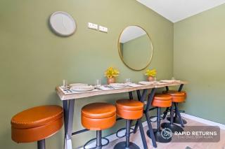 Modern Home in Reading Town Centre, Sleeps 12, FREE High Speed WiFi By Rapid Returns - 1