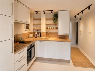 Cental 1BR Apartment Near Sea Garden - 4