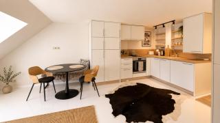 Cental 1BR Apartment Near Sea Garden - 2