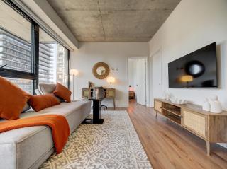 Stylish Downtown Stay Near Bell Center - 1