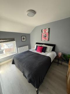 1BR Flat in the Heart of Bedford - 0