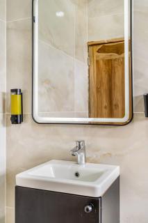Crown Luxury Apartments - 8