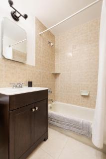 Chic Spacious 1-Bedroom Apartment in Manhattan - 6