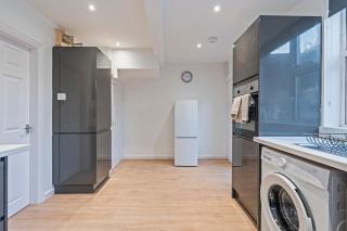 3-Bed Coventry Home, Free Parking, Near CBS Arena - 5