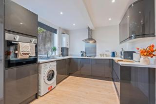 3-Bed Coventry Home, Free Parking, Near CBS Arena - 4