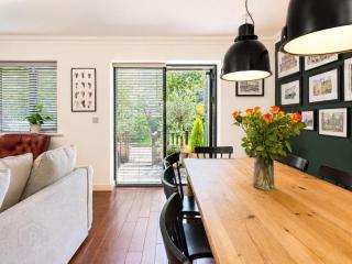 3 Bedrooms with Garden, The Coast, Dublin - 1