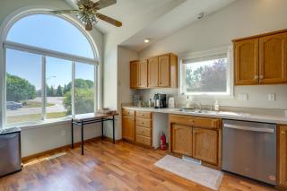 5BR Home Close to Moorhead Home & Fargo - 2