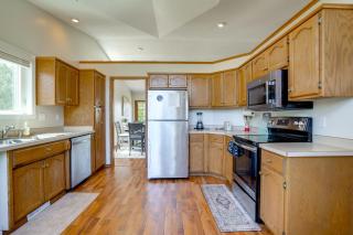 5BR Home Close to Moorhead Home & Fargo - 1