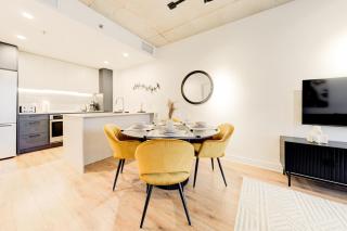 Chic 1BR Montréal - Steps from Bell Centre - 3